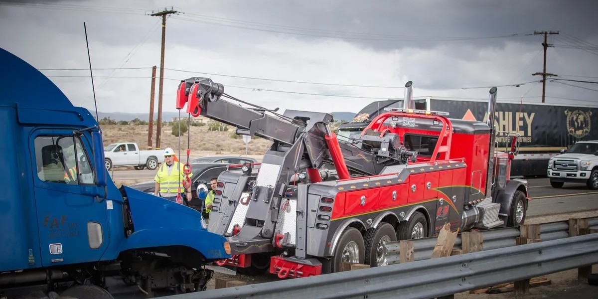 Heavy Tow Truck Services for Common Commercial Roadside Problems